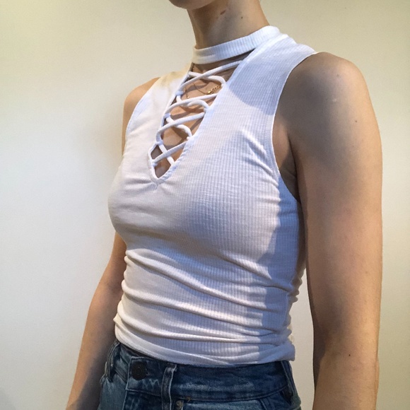 Edgy but simple white top - Picture 2 of 5